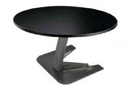 Locatie Tafel Bambino combineert een bijzondere voet met een zwart, rond tafelblad