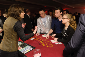 Emplacement Table de casino avec croupier  - Blackjack