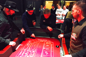 Emplacement Table de casino avec croupier  - Craps