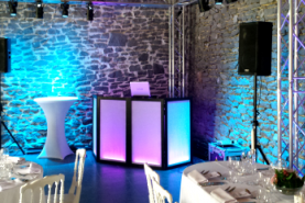 Emplacement Discobar LED - Dispositif de sonorisation avec DJ camouflé par des panneaux lumineux - Table de mixage