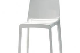Locatie De stoel Eveline is stapelbaar, licht, elegant en comfortabel.  Ook beschikbaar in de kleurtransparant zwart