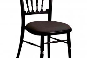 Locatie Napoleonstoel Glossy Noir is uitgevoerd in hoogglans zwart en heeft een gestoffeerde zitting. De stoel is ook leverbaar in zilverkleur