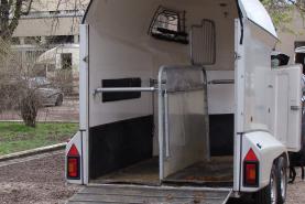 Emplacement Remorque pour transport de chevaux - Camionnette pour cheval - Véhicule de transport pour animaux - Van