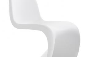 Locatie Stoel Panton in de kleur wit is gemaakt van kunststof en is door zijn opvallende design van Verner Panton een echte blikvanger