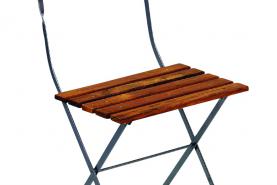 Locatie Bistrostoel Paris heeft een zitting en rugleuning van hout en heeft een onderstel van grijs gelakt metaal. Deze stoel past bij het bistrotafeltje Paris, dat u ook bij COBY VERHUUR kunt huren