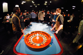 Emplacement Table de casino avec croupier  - Roulette française