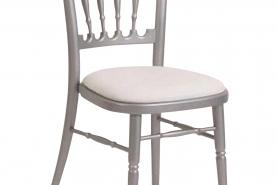 Locatie Napoleonstoel Silver is uitgevoerd in zilverkeur en heeft een gestoffeerde zitting in wit. De stoel is ook beschikbaar in zwart