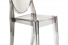 Locatie Stoel Victoria Ghost is een ontwerp van Philippe Starck en is uitgevoerd in transparant kunststof
