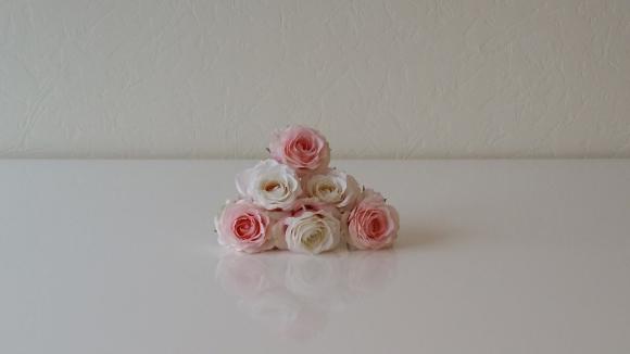 Location Fleurs artificielles - bouquets - roses blanches et claires pour vos événements, réceptions, mariages...