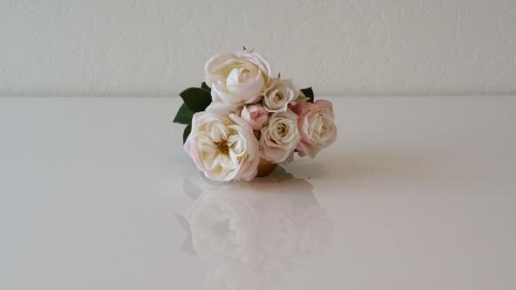 Location Fleurs artificielles - bouquets - roses blanches et claires pour vos événements, réceptions, mariages...