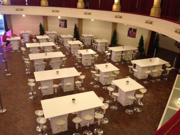 Location Table mange-debout design exclusif - mobiliers en bois MDF blancs laqués en location pour vos événements, foires, salons, réceptions...
