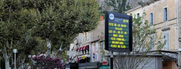 Location Panneaux alphanumériques - Ecrans de signalisation routière - Informations sur la circulation - Affichage pour villes, communes et villages
