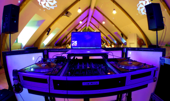 Location Discobar LED - Dispositif de sonorisation avec DJ camouflé par des panneaux lumineux - Table de mixage