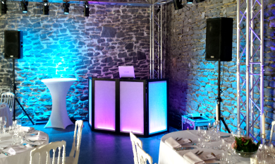 Location Discobar LED - Dispositif de sonorisation avec DJ camouflé par des panneaux lumineux - Table de mixage