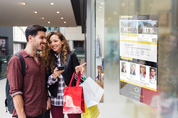 Location Ecran haute luminosité dans la vitrine de votre agence immobilière