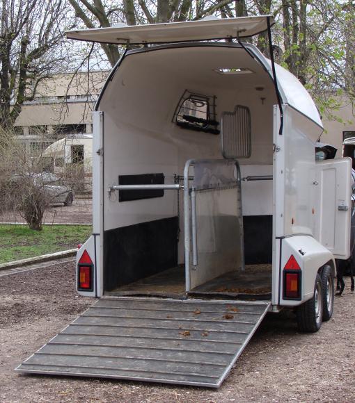 Location Remorque pour transport de chevaux - Camionnette pour cheval - Véhicule de transport pour animaux - Van