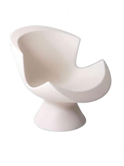Location Fauteuil Kite , een ontwerp van Karim Rashid. Deze fauteuil kan ook buiten worden gebruikt, omdat er een met aluminium ingebouwde water-afvoer in zit. De kleur is off white