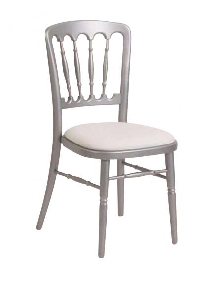 Location Napoleonstoel Silver is uitgevoerd in zilverkeur en heeft een gestoffeerde zitting in wit. De stoel is ook beschikbaar in zwart