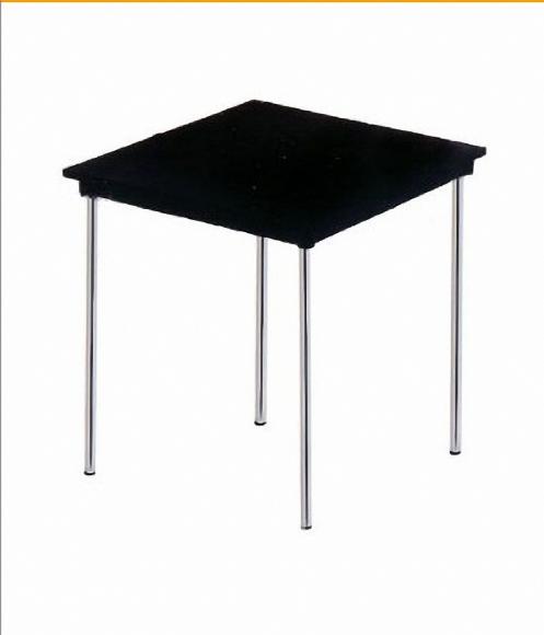 Location Tafel Tablo heeft een chromen onderstel en een zwart tafelblad