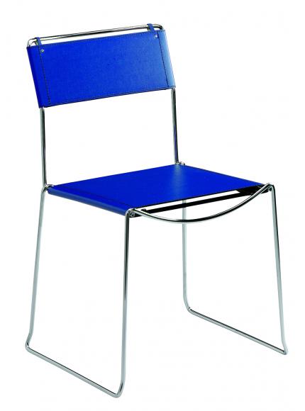 Location Stoel Wiro is uitgevoerd in blauw leder en heeft een chromen onderstel